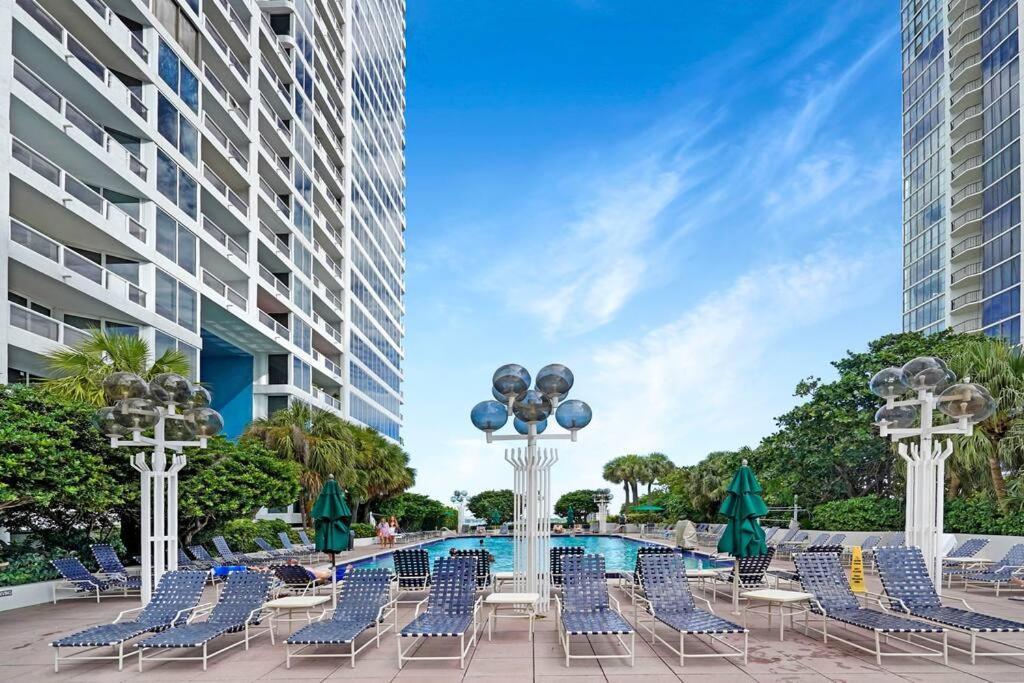Spectacular! Penthouse With Direct Water Views! Apartment