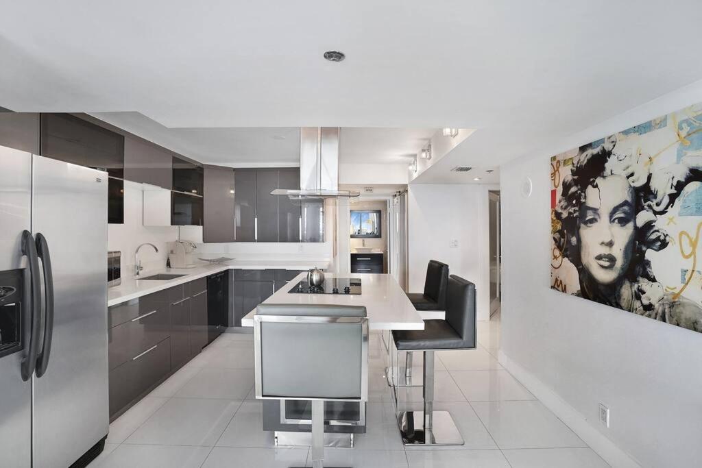Spectacular! Penthouse With Direct Water Views! Apartment Miami