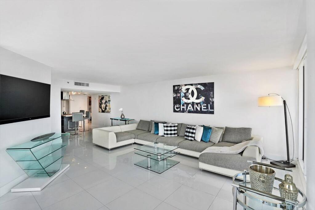 Spectacular! Penthouse With Direct Water Views! Miami