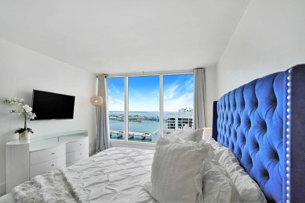 Spectacular! Penthouse With Direct Water Views! * Miami