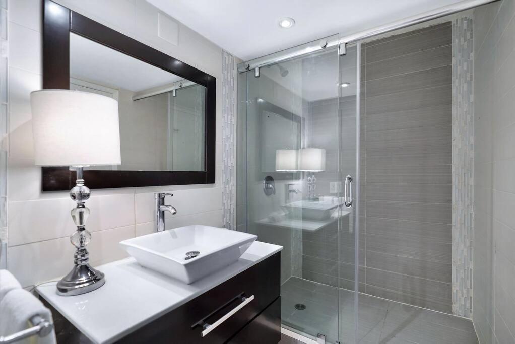 Apartment Spectacular! Penthouse With Direct Water Views! *