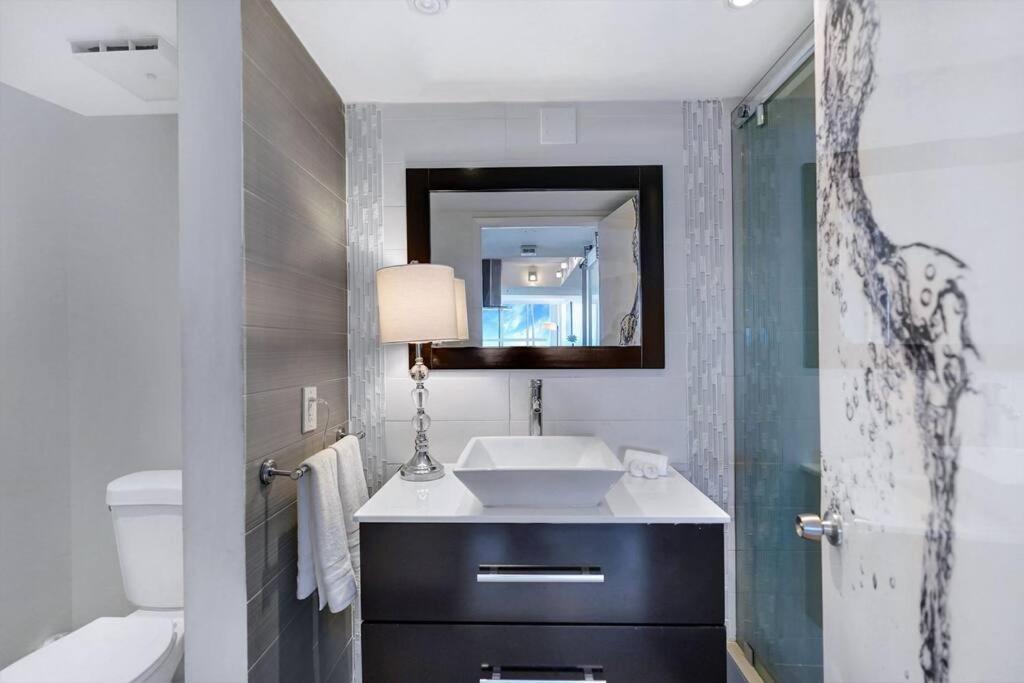 Apartment Spectacular! Penthouse With Direct Water Views!