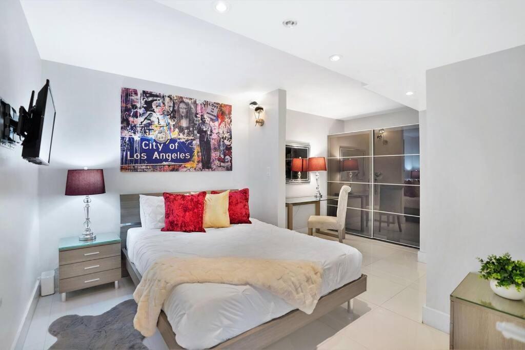 Spectacular! Penthouse With Direct Water Views! Apartment